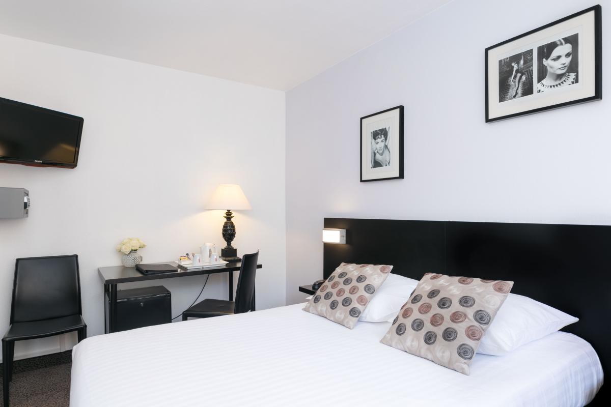 Hôtel Mediterrannée Menton - Room